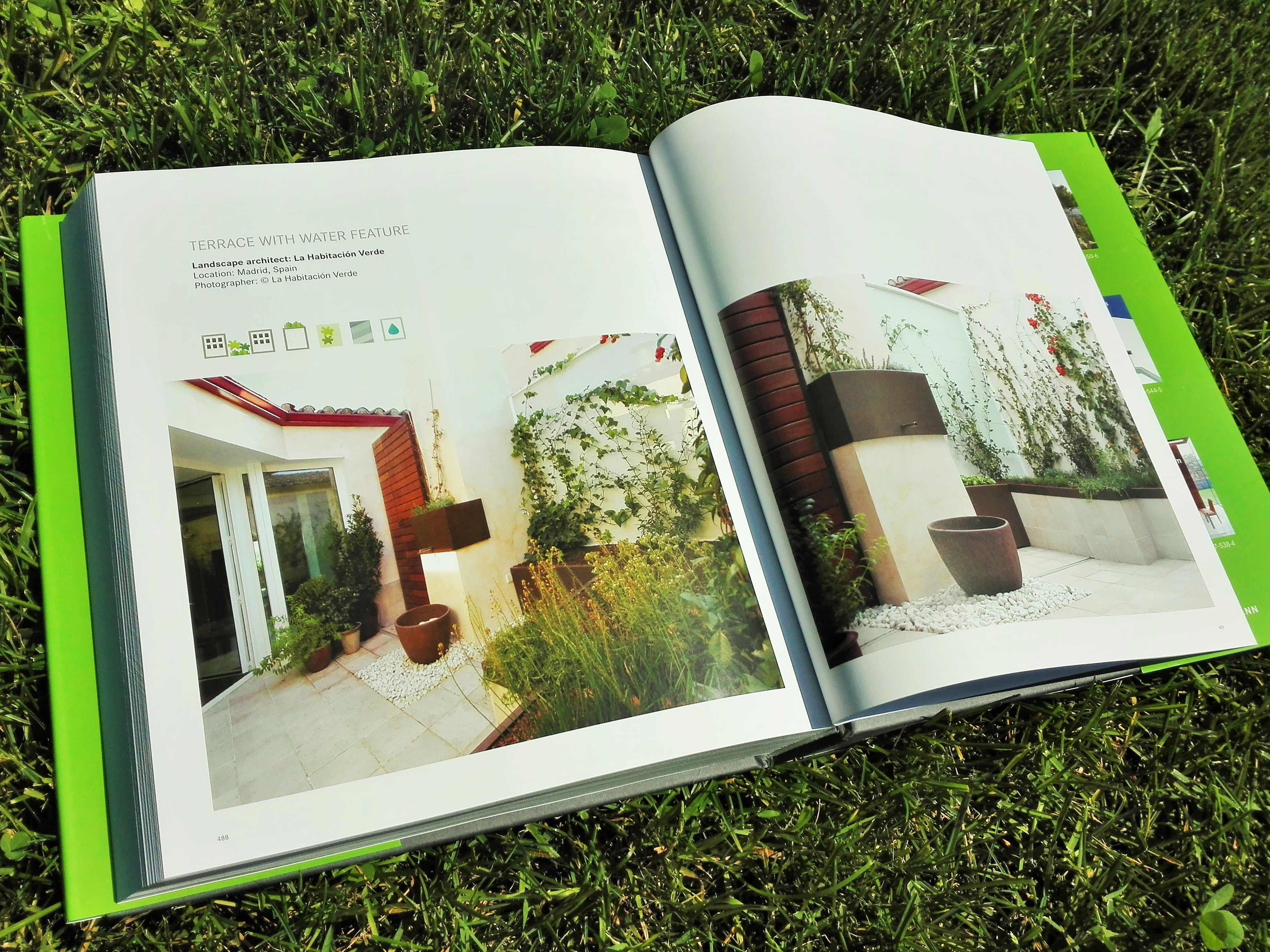 Album Könemann Patio, tarasy i ogrody na dachu